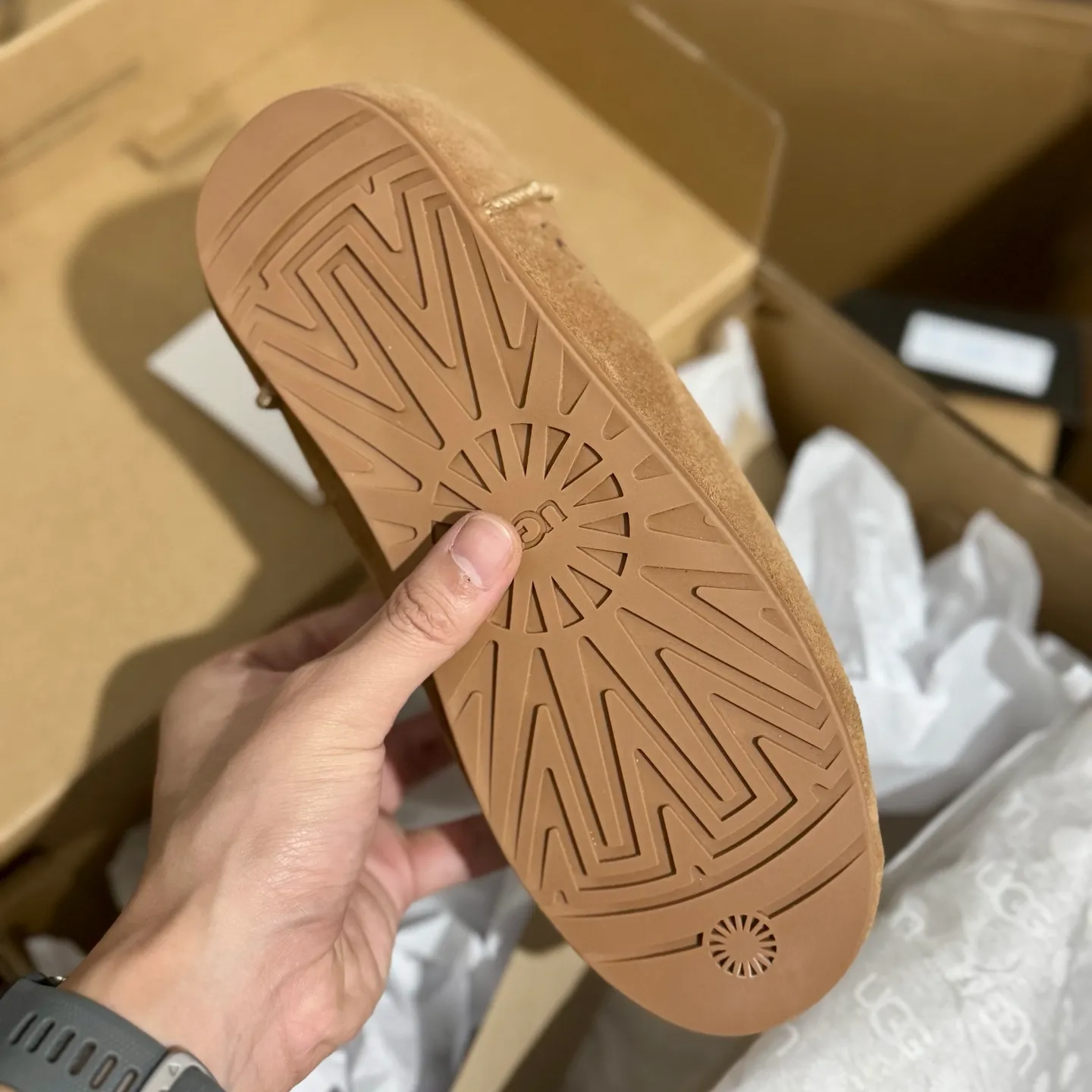Self-pickup 💰440 Guangzhou original grade ❗️UGG Elea Slip-On Thin slip-on 1171390 Indoor slip-on lazy shoes Independent original development outsole Cashmere insole Keep warm in winter Shoe body material Water-repellent coated suede upper 17mm UGGPURE implanted wool insole Lightweight non-slip comfortable rubber outsole Full package # Size: 35 36 37 38 39 40